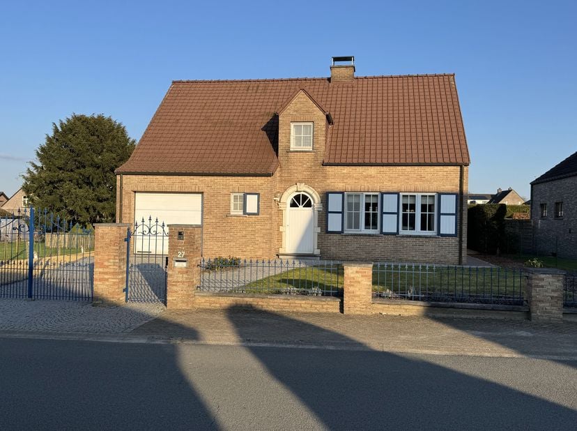 Op zoek naar een instapklare en perfect onderhouden woning met hedendaags wooncomfort op een uitstekende locatie? Deze woning biedt een combinatie van